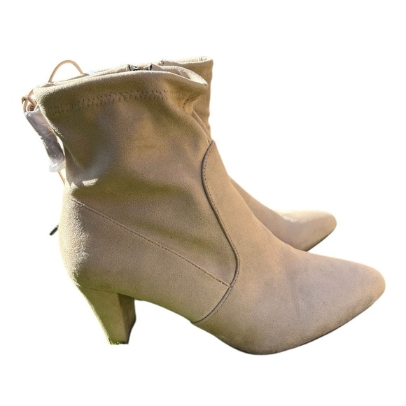 comfortview Shoes - NWOT Women’s tan suede colored ankle boots size 10.5W by Comfort View. Lace tie